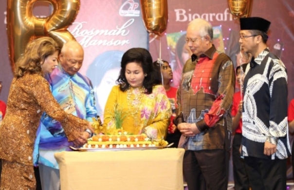 Sultan at Rosmah's book launch.